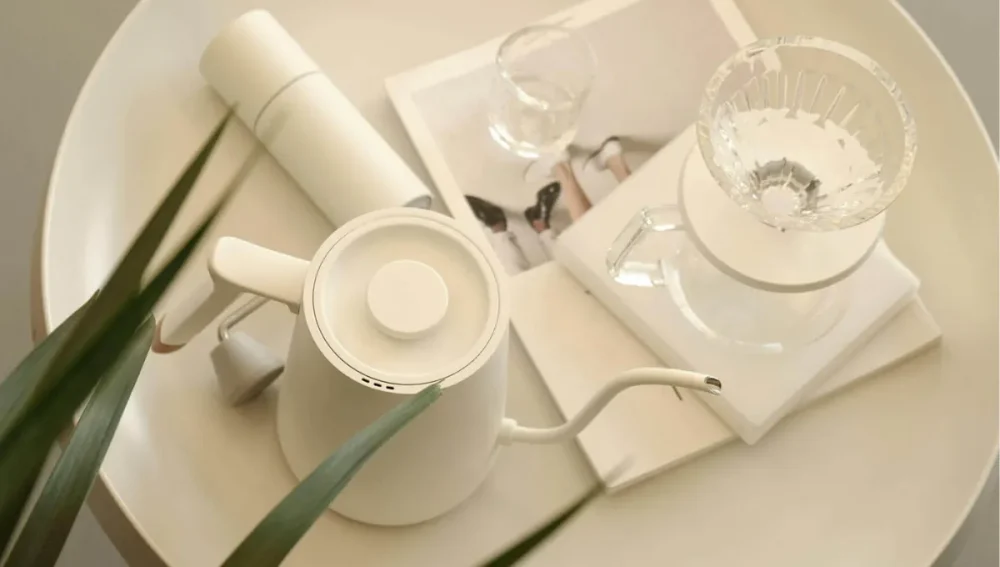 TIMEMORE C3S + Fish 03 hordozható pour-over ajándék szett fehér színben egy asztalon