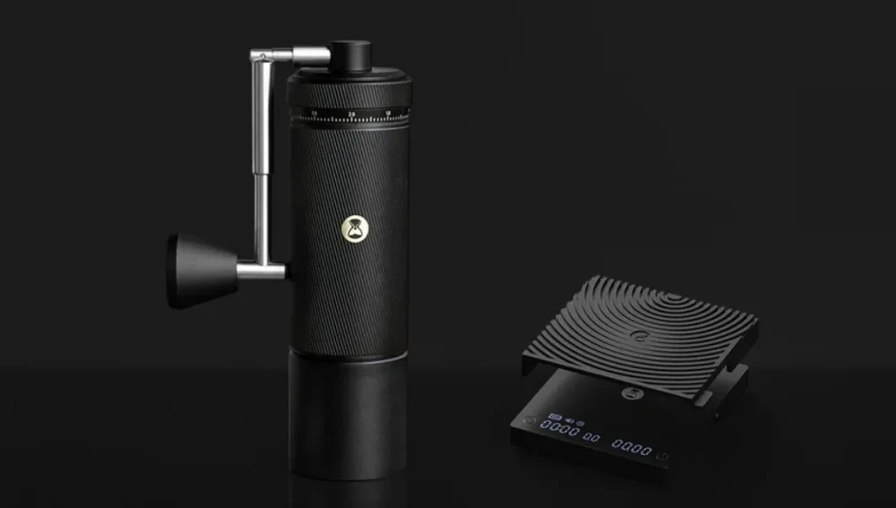 TIMEMORE Chestnut S3 matt fekete kézi kávéőrlő és TIMEMORE Black Mirror Basic 2 fekete kávémérleg
