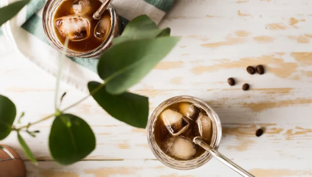 A képen két pohár espresso tonic ital van.
