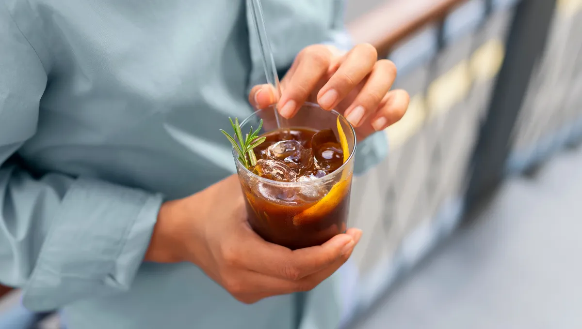 A képen egy espresso tonic van amit egy nő fog a kezében.